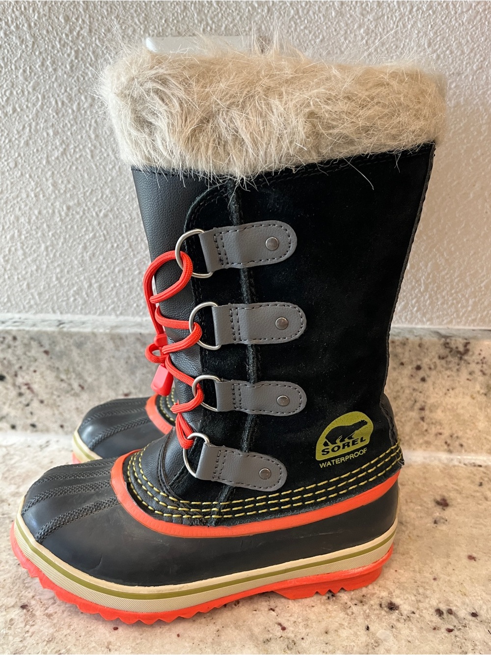 Kids size 1 Sorel Joan Of Arctic winter boots with faux fur